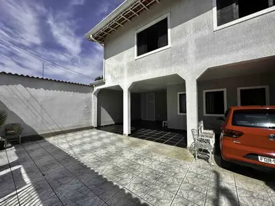 Casa - Sobrado com 5 quartos (sendo 2 suite(s)) a 0,00 metros praia.