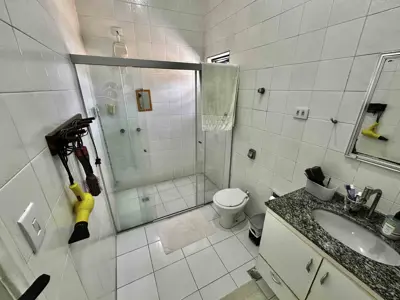 Casa - Sobrado com 5 quartos (sendo 2 suite(s)) a 0,00 metros praia.
