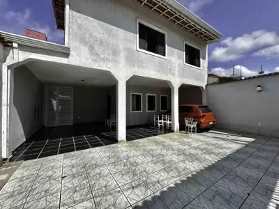 Casa - Sobrado com 5 quartos (sendo 2 suite(s)) a 0,00 metros praia.