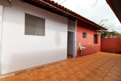 Casa - Térrea com 3 quartos (sendo 1 suite(s)) a 800 metros praia.