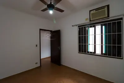 Casa - Térrea com 3 quartos (sendo 1 suite(s)) a 800 metros praia.
