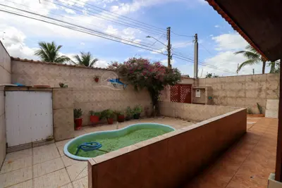 Casa - Térrea com 3 quartos (sendo 1 suite(s)) a 800 metros praia.