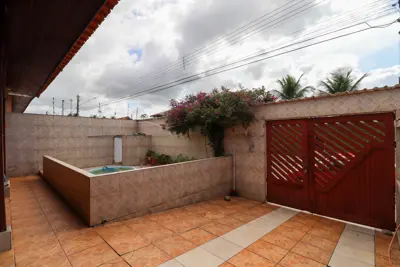 Casa - Térrea com 3 quartos (sendo 1 suite(s)) a 800 metros praia.