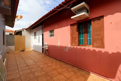 Casa - Térrea com 3 quartos (sendo 1 suite(s)) a 800 metros praia.