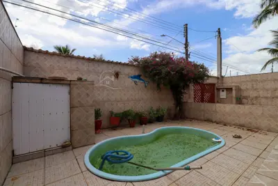 Casa - Térrea com 3 quartos (sendo 1 suite(s)) a 800 metros praia.