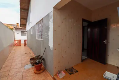 Casa - Térrea com 3 quartos (sendo 1 suite(s)) a 800 metros praia.