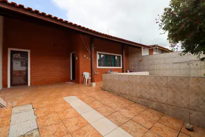 Casa - Térrea com 3 quartos (sendo 1 suite(s)) a 800 metros praia.