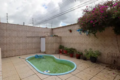 Casa - Térrea com 3 quartos (sendo 1 suite(s)) a 800 metros praia.