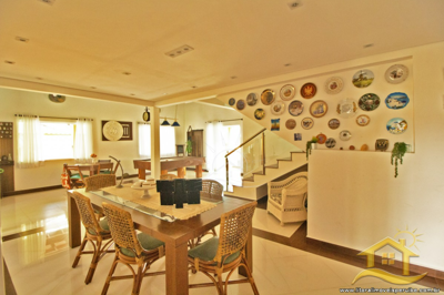 Casa - Sobrado com 7 dormitórios (sendo 7 suite(s)) a 750,00 metros praia.