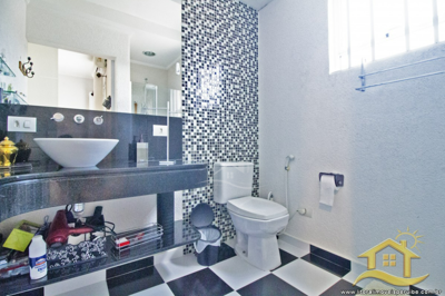 Casa - Sobrado com 7 dormitórios (sendo 7 suite(s)) a 750,00 metros praia.