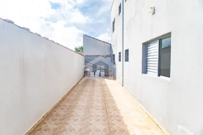Casa - Sobreposta / baixo com 2 dormitórios (sendo 0 suite(s)) a 3000,00 metros praia.