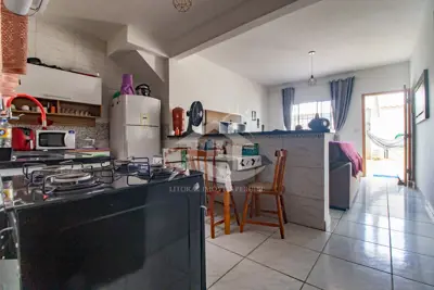 Casa - Sobreposta / baixo com 2 dormitórios (sendo 0 suite(s)) a 3000,00 metros praia.