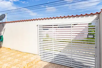 Casa - Sobreposta / baixo com 2 dormitórios (sendo 0 suite(s)) a 3000,00 metros praia.