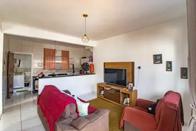 Casa - Sobreposta / baixo com 2 dormitórios (sendo 0 suite(s)) a 3000,00 metros praia.
