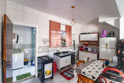 Casa - Sobreposta / baixo com 2 dormitórios (sendo 0 suite(s)) a 3000,00 metros praia.