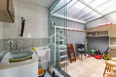 Casa - Sobreposta / baixo com 2 dormitórios (sendo 0 suite(s)) a 3000,00 metros praia.