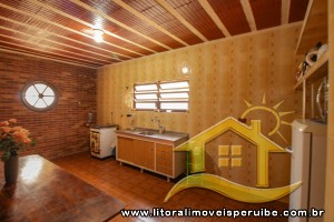 Casa - Térrea com 2 dormitórios (sendo 0 suite(s)) a 600,00 metros praia.