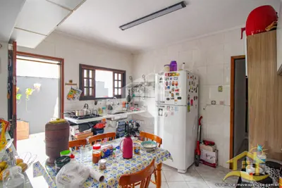 Casa - Térrea com 2 dormitórios (sendo 1 suite(s)) a 1200,00 metros praia.