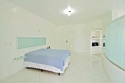 Casa - Térrea com 3 dormitórios (sendo 3 suite(s)) a 1500,00 metros praia.
