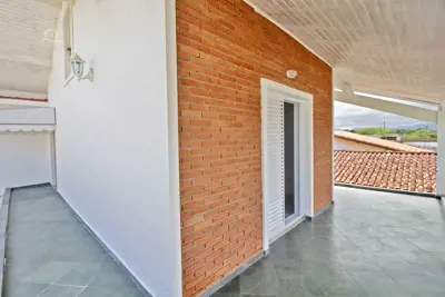 Casa - Térrea com 3 dormitórios (sendo 3 suite(s)) a 1500,00 metros praia.