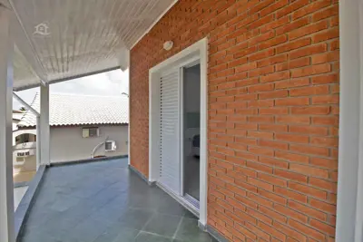 Casa - Térrea com 3 dormitórios (sendo 3 suite(s)) a 1500,00 metros praia.