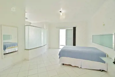 Casa - Térrea com 3 dormitórios (sendo 3 suite(s)) a 1500,00 metros praia.
