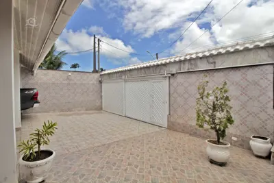 Casa - Térrea com 3 dormitórios (sendo 3 suite(s)) a 1500,00 metros praia.