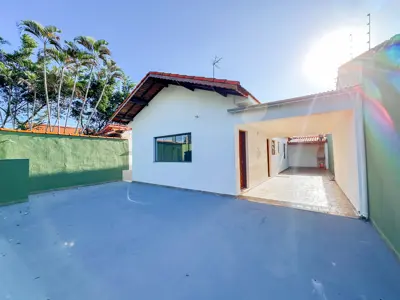 Casa - Térrea com 2 quartos (sendo 0 suite(s)) a 700,00 metros praia.