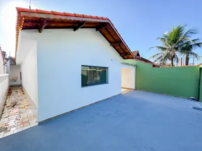 Casa - Térrea com 2 quartos (sendo 0 suite(s)) a 700,00 metros praia.