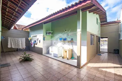 Casa - Térrea com 2 dormitórios (sendo 1 suite(s)) a 900,00 metros praia.
