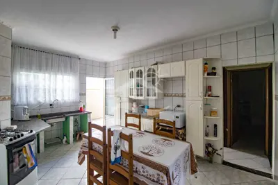 Casa - Térrea com 2 dormitórios (sendo 1 suite(s)) a 900,00 metros praia.