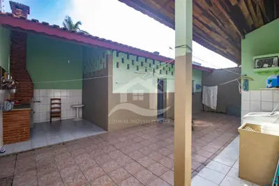 Casa - Térrea com 2 dormitórios (sendo 1 suite(s)) a 900,00 metros praia.