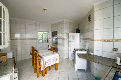 Casa - Térrea com 2 dormitórios (sendo 1 suite(s)) a 900,00 metros praia.