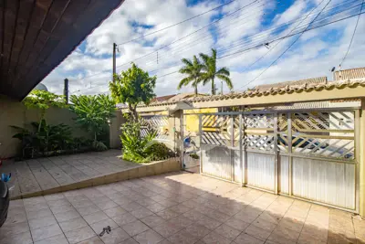 Casa - Térrea com 2 dormitórios (sendo 1 suite(s)) a 900,00 metros praia.
