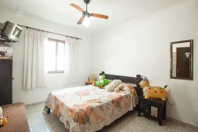 Casa - Térrea com Edícula com 3 dormitórios (sendo 1 suite(s)) a 600,00 metros praia.