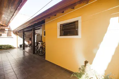 Casa - Térrea com Edícula com 3 dormitórios (sendo 1 suite(s)) a 600,00 metros praia.