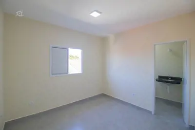 Casa - Sobreposta / alto com 2 dormitórios (sendo 1 suite(s)) a 900,00 metros praia.