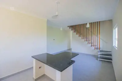 Casa - Sobreposta / alto com 2 dormitórios (sendo 1 suite(s)) a 900,00 metros praia.