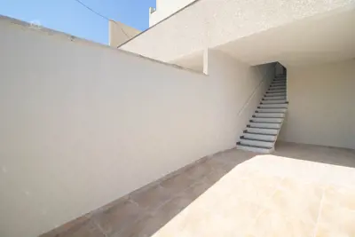 Casa - Sobreposta / alto com 2 dormitórios (sendo 1 suite(s)) a 900,00 metros praia.