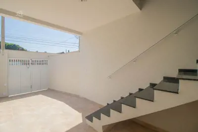 Casa - Sobreposta / alto com 2 dormitórios (sendo 1 suite(s)) a 900,00 metros praia.