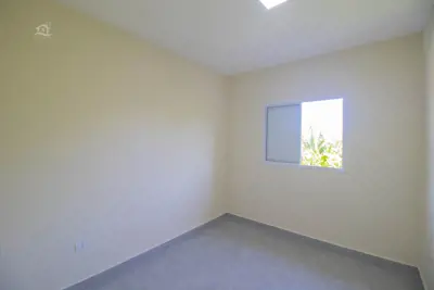 Casa - Sobreposta / alto com 2 dormitórios (sendo 1 suite(s)) a 900,00 metros praia.