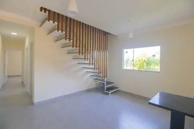 Casa - Sobreposta / alto com 2 dormitórios (sendo 1 suite(s)) a 900,00 metros praia.