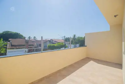 Casa - Sobreposta / alto com 2 dormitórios (sendo 1 suite(s)) a 900,00 metros praia.
