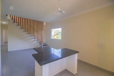Casa - Sobreposta / alto com 2 dormitórios (sendo 1 suite(s)) a 900,00 metros praia.