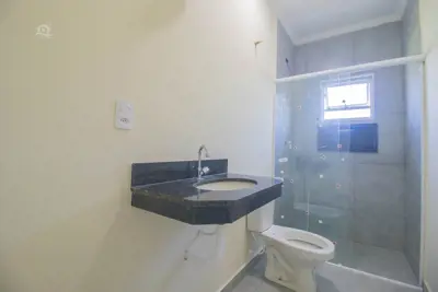 Casa - Sobreposta / alto com 2 dormitórios (sendo 1 suite(s)) a 900,00 metros praia.