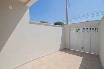 Casa - Sobreposta / alto com 2 dormitórios (sendo 1 suite(s)) a 900,00 metros praia.