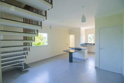 Casa - Sobreposta / alto com 2 dormitórios (sendo 1 suite(s)) a 900,00 metros praia.