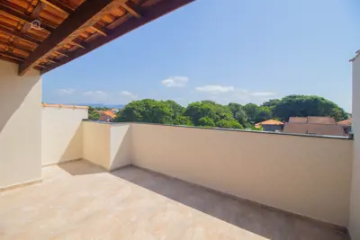 Casa - Sobreposta / alto com 2 dormitórios (sendo 1 suite(s)) a 900,00 metros praia.