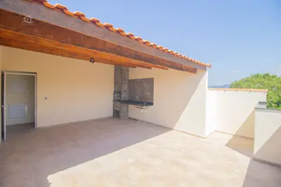 Casa - Sobreposta / alto com 2 dormitórios (sendo 1 suite(s)) a 900,00 metros praia.