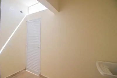Casa - Sobreposta / alto com 2 dormitórios (sendo 1 suite(s)) a 900,00 metros praia.